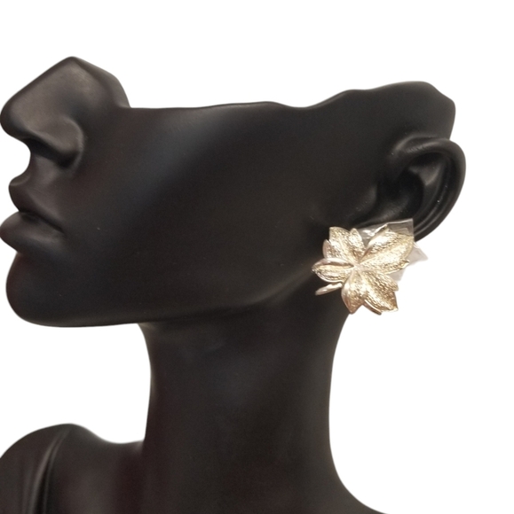 CORO VINTAGE 1950S SILVERTONE MAPLE LEAF CLIP ON EARRINGS - Picture 1 of 5